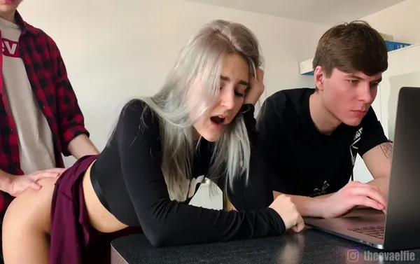 sex mai trang Bạn thân cứ tập trung làm việc, em người yêu bạn để tui lo